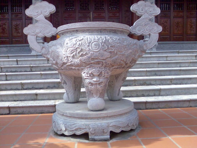 Lư hương được sử dụng khá phổ biến trong bàn thờ người Việt