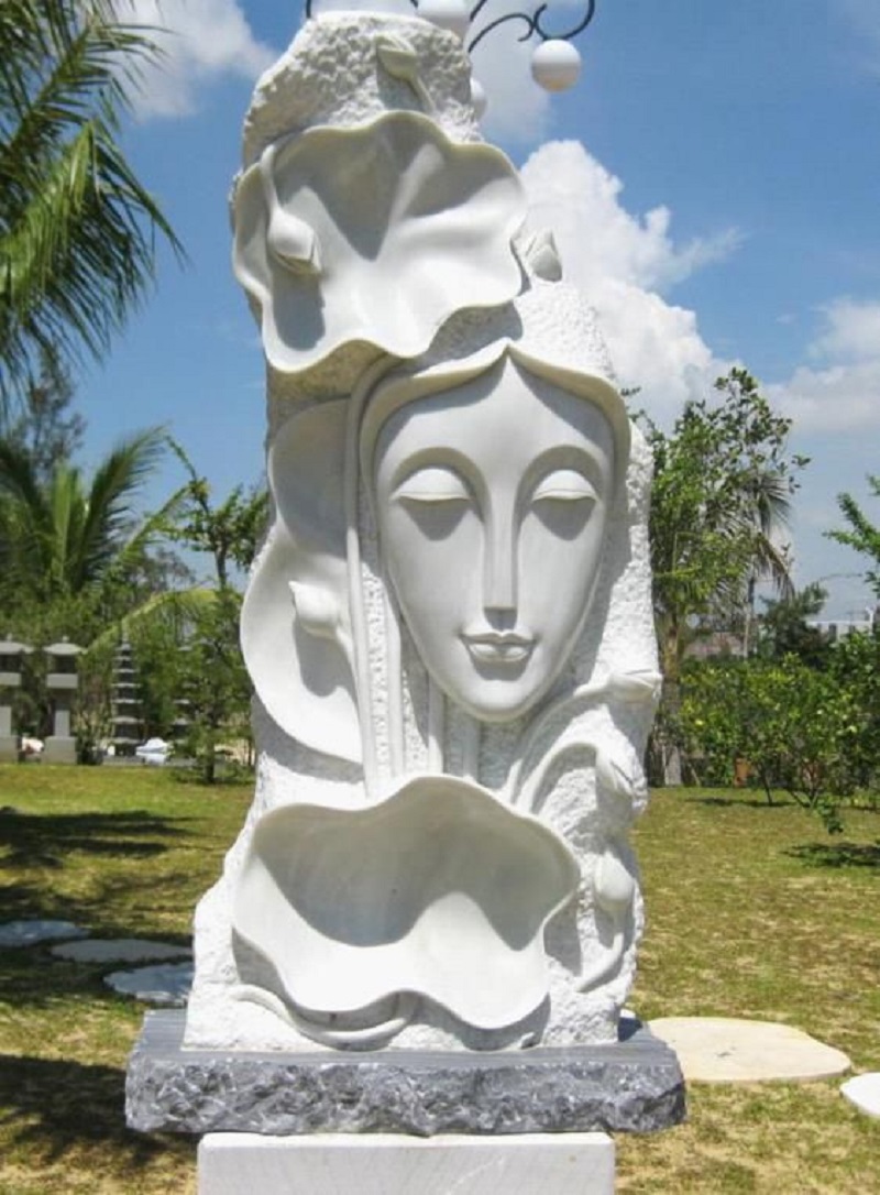 Tượng đá được dùng để trang trí ở không gian sân vườn